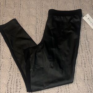 Women’s size 1X Utopia HUE brand faux leather Leggings